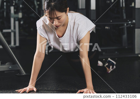 婦女在健身房訓練 婦女在健身房訓練 112433106