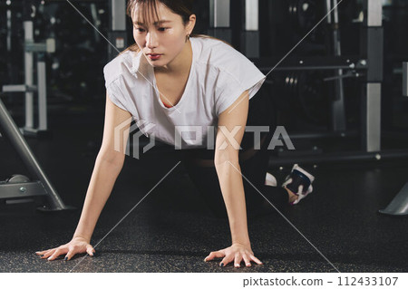 婦女在健身房訓練 112433107