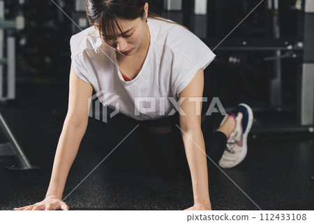 婦女在健身房訓練 112433108