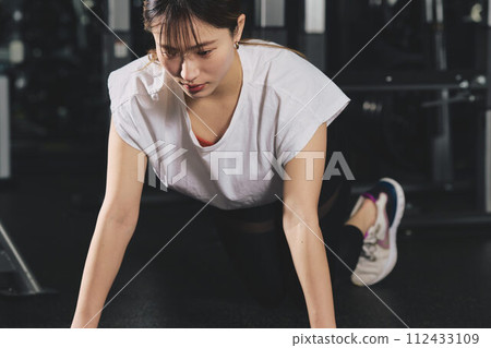 婦女在健身房訓練 112433109