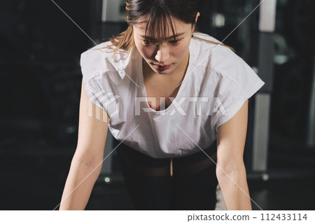 Women training at the gym 112433114