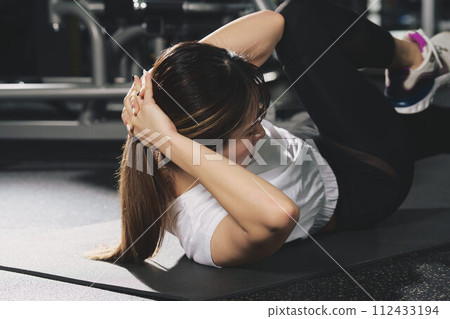 Women training at the gym 112433194