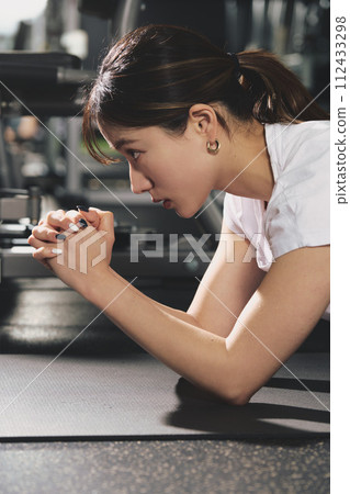 Women training at the gym 112433298