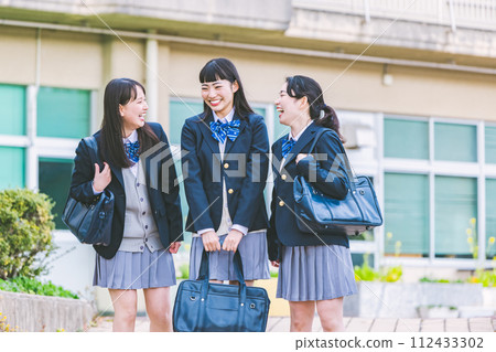 高中女孩與同學一起離開學校 112433302