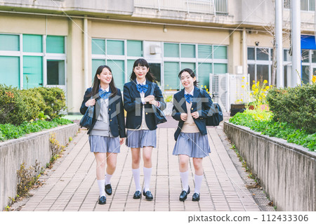 高中女孩與同學一起離開學校 112433306