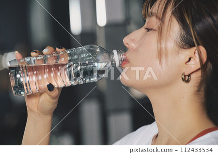 女子在訓練館喝水 女子在訓練館喝水 112433534