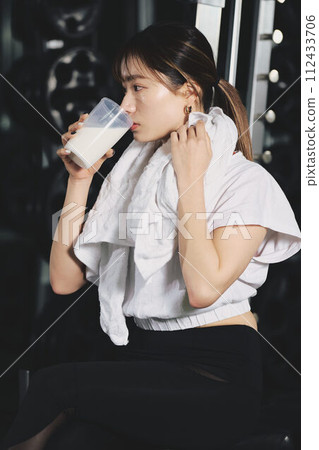 女人在健身房訓練時喝蛋白質 112433706