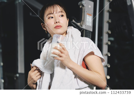 女人在健身房訓練時喝蛋白質 112433739