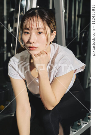 Training wear female portrait 112433913