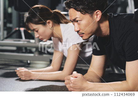 年輕男性私人教練在訓練館裡表情嚴肅 年輕男性私人教練在訓練館裡表情嚴肅 112434069