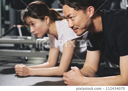 年輕男性私人教練在訓練館裡表情嚴肅 年輕男性私人教練在訓練館裡表情嚴肅 112434070