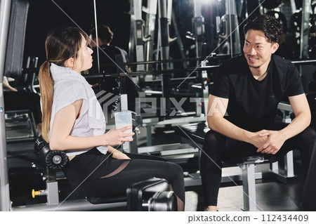 personal trainer gym 112434409