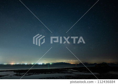 日本岡山縣賴島町低潮時漂浮在海中的銀河 112436884