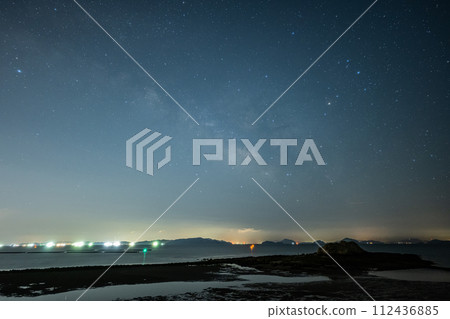 日本岡山縣賴島町低潮時漂浮在海中的銀河 日本岡山縣賴島町低潮時漂浮在海中的銀河 112436885