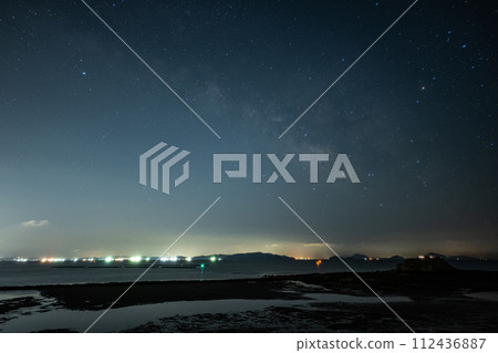 日本岡山縣賴島町低潮時漂浮在海中的銀河 日本岡山縣賴島町低潮時漂浮在海中的銀河 112436887
