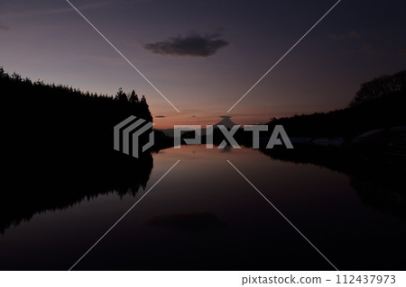 黎明的天空中閃爍的星影倒映在水面上。遠處的富士山被卡薩雲覆蓋。 112437973