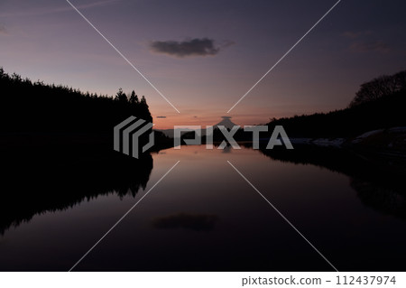 黎明的天空中閃爍的星影倒映在水面上。遠處的富士山被卡薩雲覆蓋。 112437974