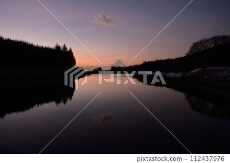黎明的天空中閃爍的星影倒映在水面上。遠處的富士山被卡薩雲覆蓋。 112437976