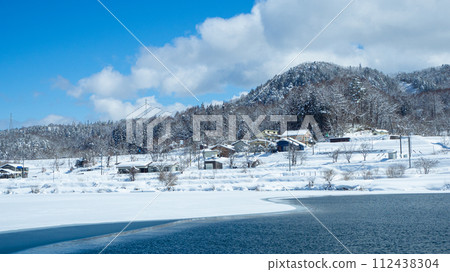 Shinshu winter scenery, Lake Nakatsuna with frozen surface 112438304