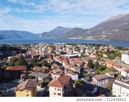 The Italian valley of Lake Como among the picturesque foggy peaks of the Alps.  112438912