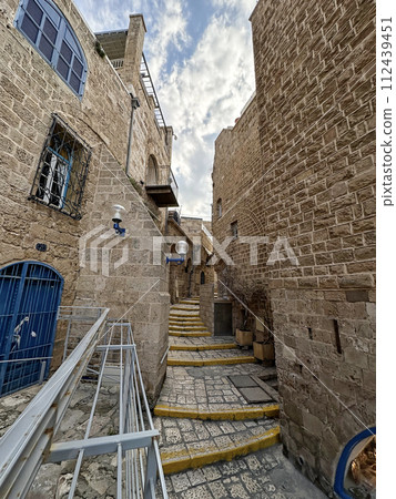 Narrow street of the old city of Jaffa 112439451