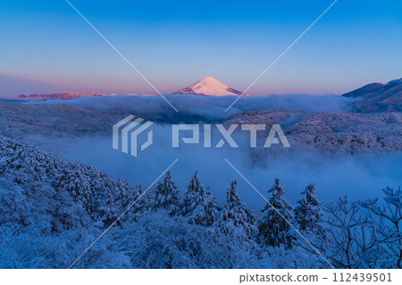 (Kanagawa Prefecture) From snow-covered Hakone to Lake Ashi and Mt. Fuji at dawn (Kanagawa Prefecture) From snow-covered Hakone to Lake Ashi and Mt. Fuji at dawn 112439501