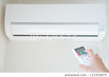 手操作空調的遙控器 112439879