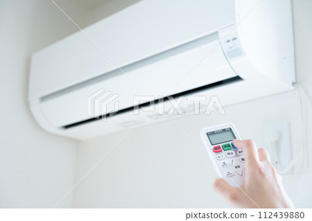 手操作空調的遙控器 112439880