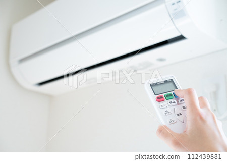 手操作空調的遙控器 112439881