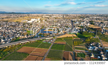 無人機拍攝的一條穿過鄉村的道路 無人機拍攝的一條穿過鄉村的道路 112439997