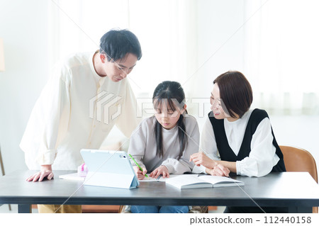 Girl studying, parents teaching 112440158
