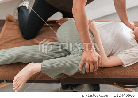 前往骨盆矯正、脊椎按摩診所、整骨診所、按摩、脊椎按摩師和治療師就診的女性 前往骨盆矯正、脊椎按摩診所、整骨診所、按摩、脊椎按摩師和治療師就診的女性 112440666