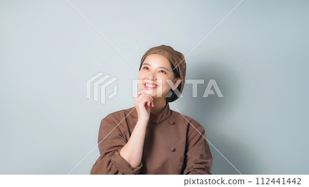 穿著煮飯衣服的女人開心地思考 112441442