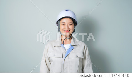 穿著工作服的微笑女人 112441458
