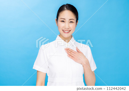 護士顏色回來的年輕女子 112442042