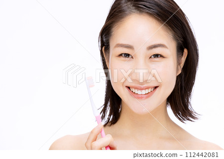 Women who brush your teeth 112442081