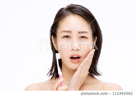 A woman troubled with a decayed tooth 112442082