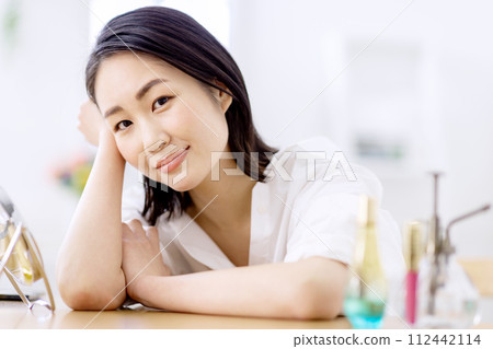 年輕女性的皮膚護理 112442114