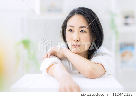 Female portrait in her 20s Female portrait in her 20s 112442132