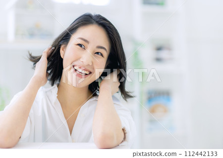 Female portrait in her 20s 112442133