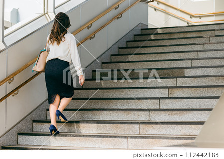上班、工作、轉機、出差（步行）途中在車站樓梯上行走的女商人 112442183