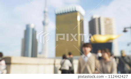 城市裡人來人往的風景-模糊 112442427