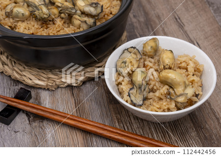 Oyster cooked rice, earthenware pot, rice bowl 112442456
