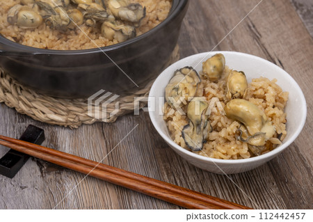 牡蠣飯、砂鍋、飯碗 牡蠣飯、砂鍋、飯碗 112442457