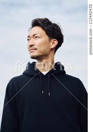 A man looking up at the sky 112442478