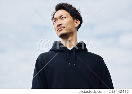 看著天空的男人 112442482