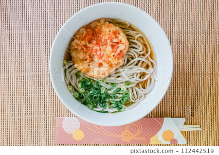 A true overhead view of tempura soba 112442519