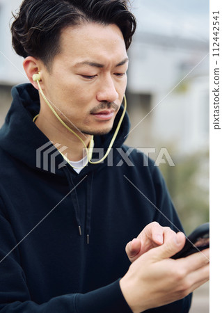 戴著耳機聽音樂的男人 戴著耳機聽音樂的男人 112442541