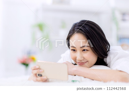 躺著操作手機的女人 112442568