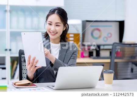 穿著西裝的女人的OL形象 112442573